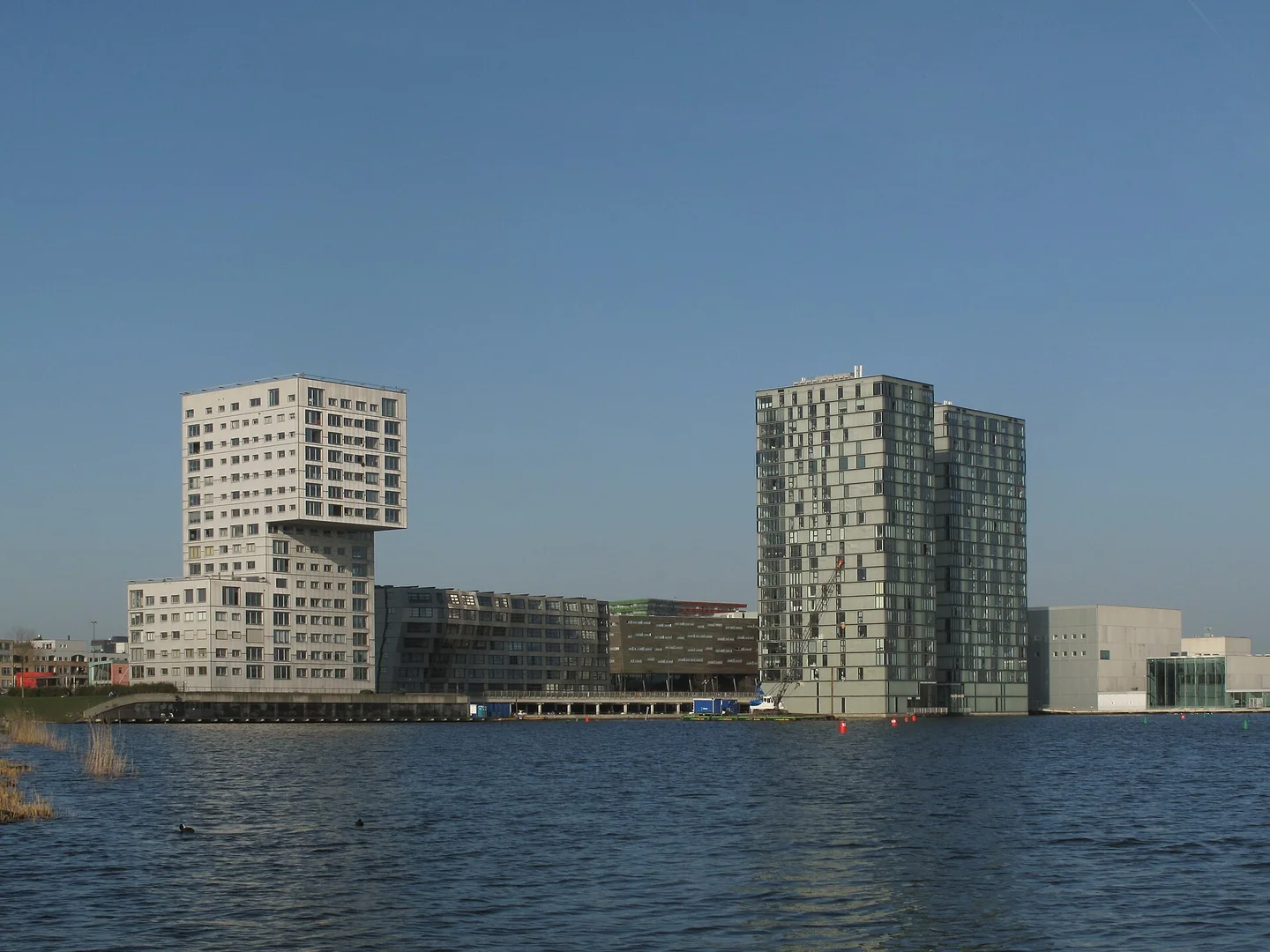 Skyline van Almere aan het Weerwater