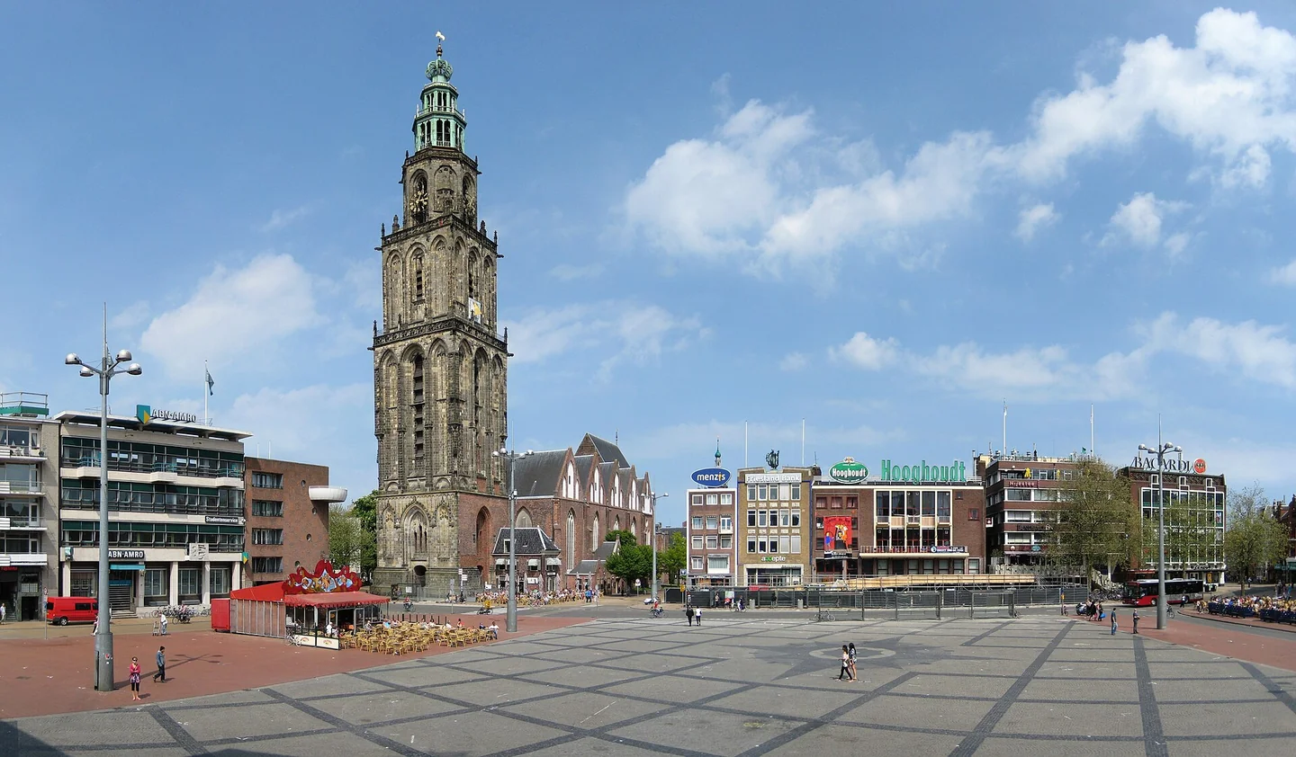 Grote Markt met de Martinitoren in Groningen