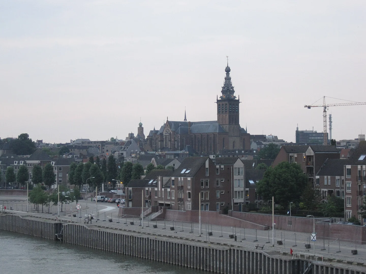 Waalkade met de Stevenskerk in Nijmegen