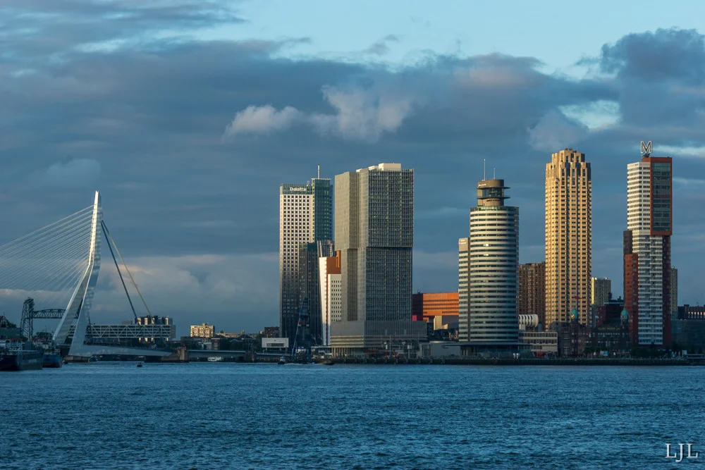 Erasmusbrug en de skyline van Rotterdam aan de Maas