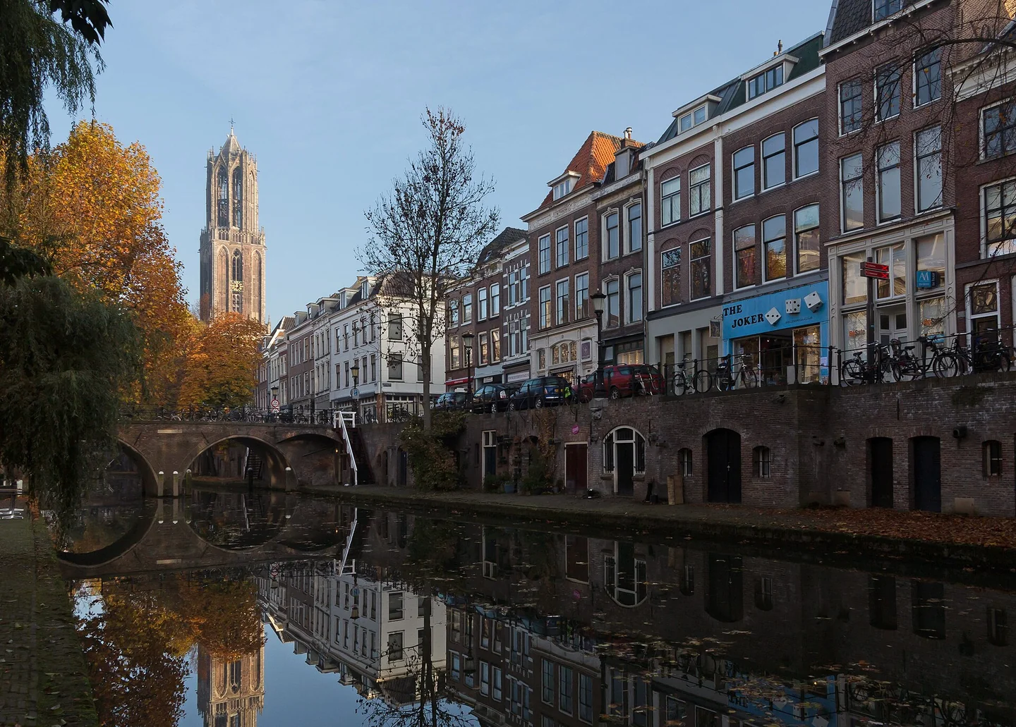 Oudegracht met de Domtoren in Utrecht